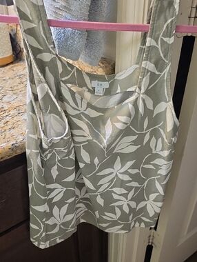 dip White Leaf-Print Tank Top on Sage Green Size Xl  Nwot